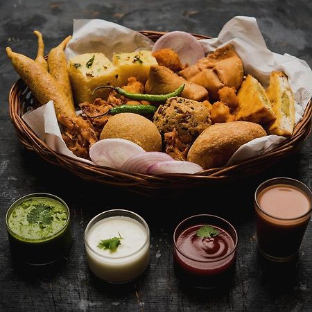 Capital O Hotel Sapphire Inn Gorakhpur Bagian luar foto