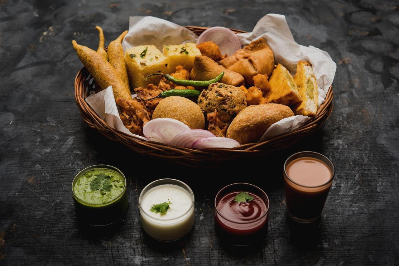 Capital O Hotel Sapphire Inn Gorakhpur Bagian luar foto